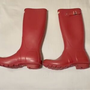 Hunter women’s original knee high red rubber rain boots, sz 7, used.